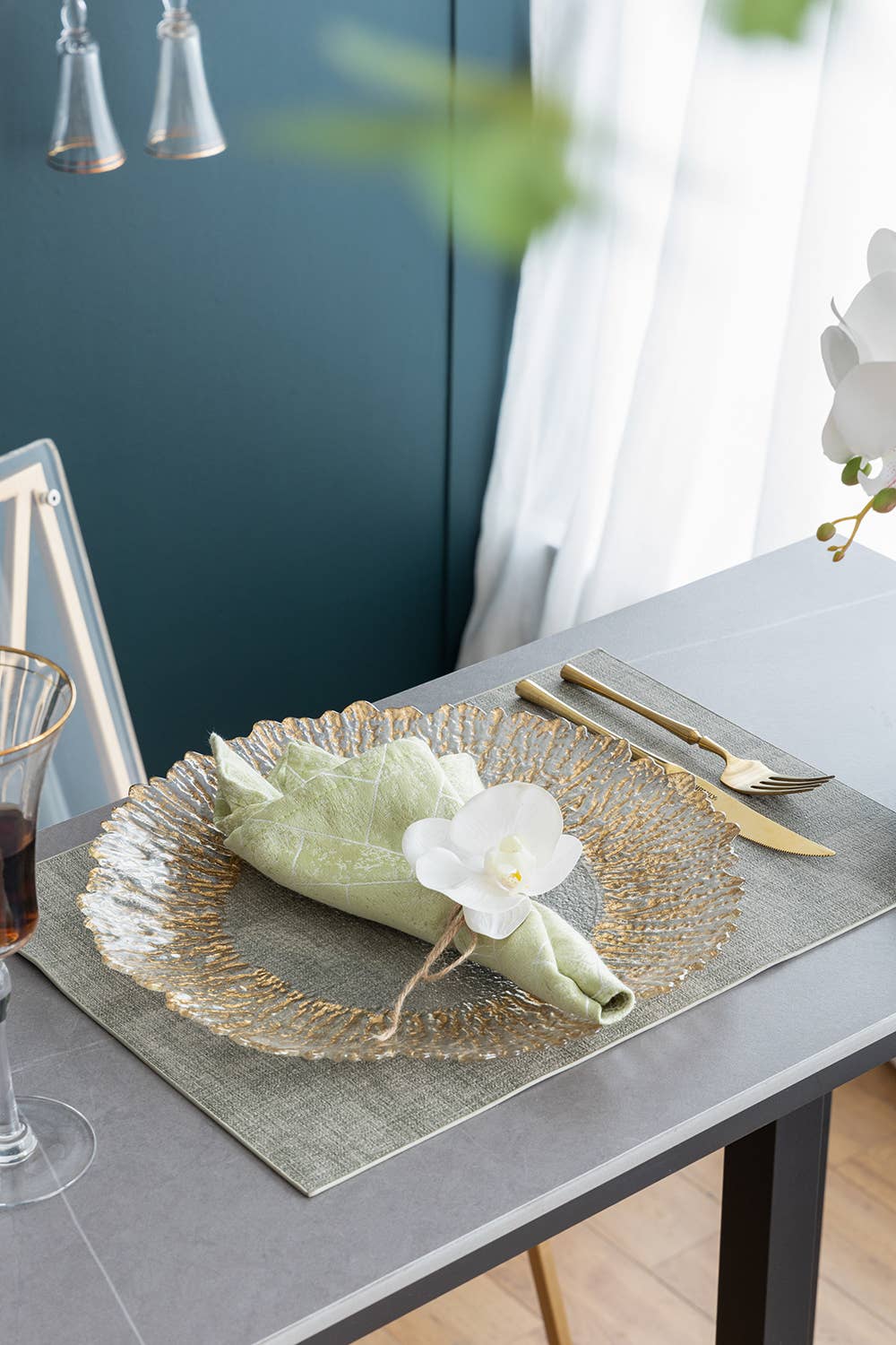 A&B Home Group Inc. - Vendita all'ingrosso Ciotole/Piatti decorativi - Sottopiatto in vetro con bordo dorato da 13" Radiant6