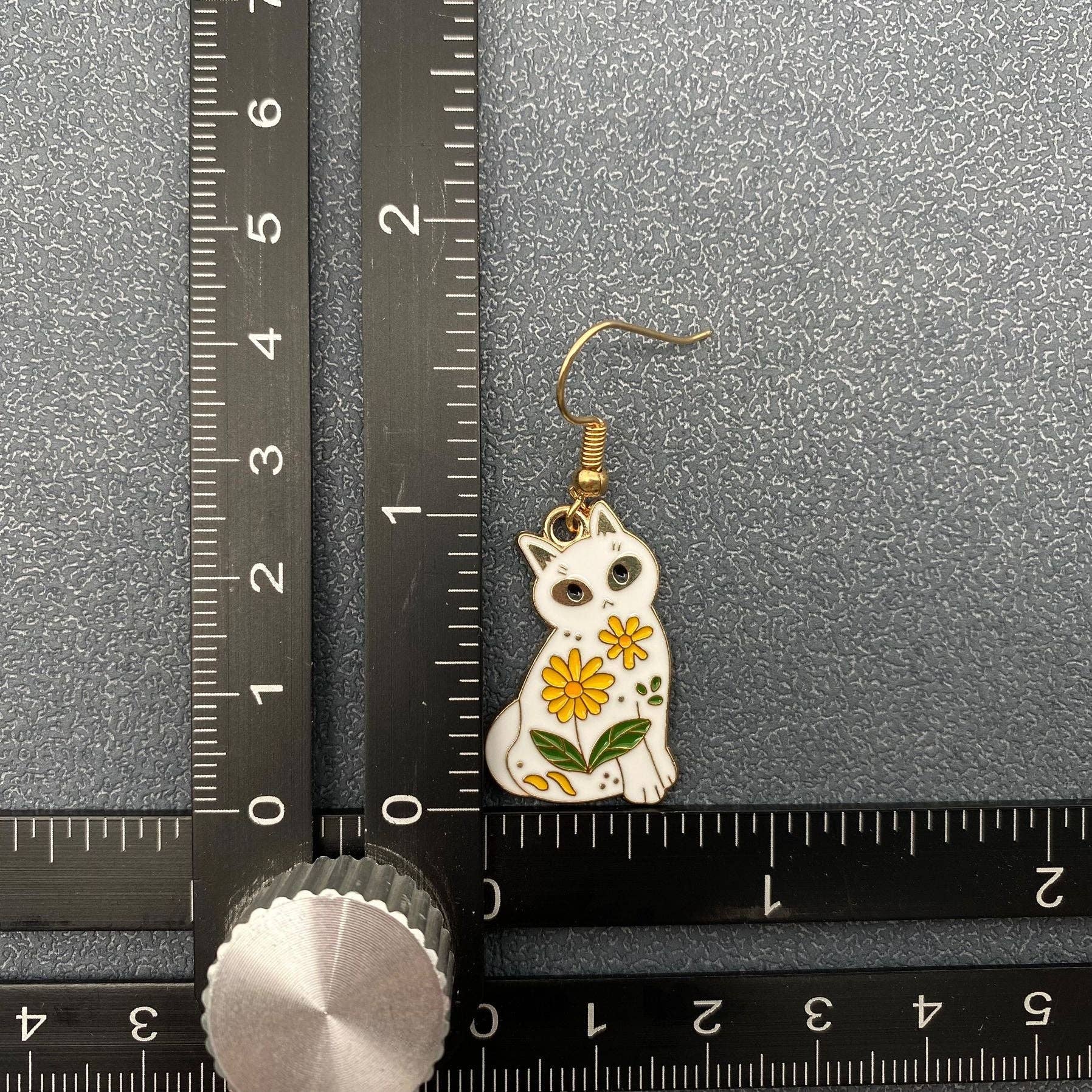 Mio Queena - Wholesale Hangende/ronde oorbellen - Oorbellen met emaillen bloemen en magische kat in diverse stijlen7