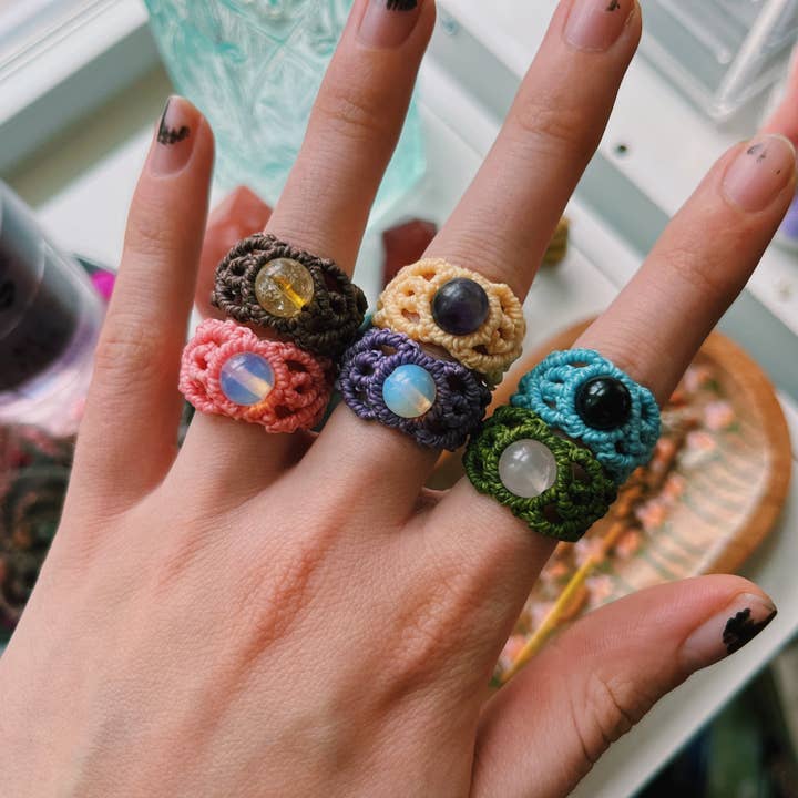 Makramee-Kristallringe für den Großhandel von Janeybird Jewelry