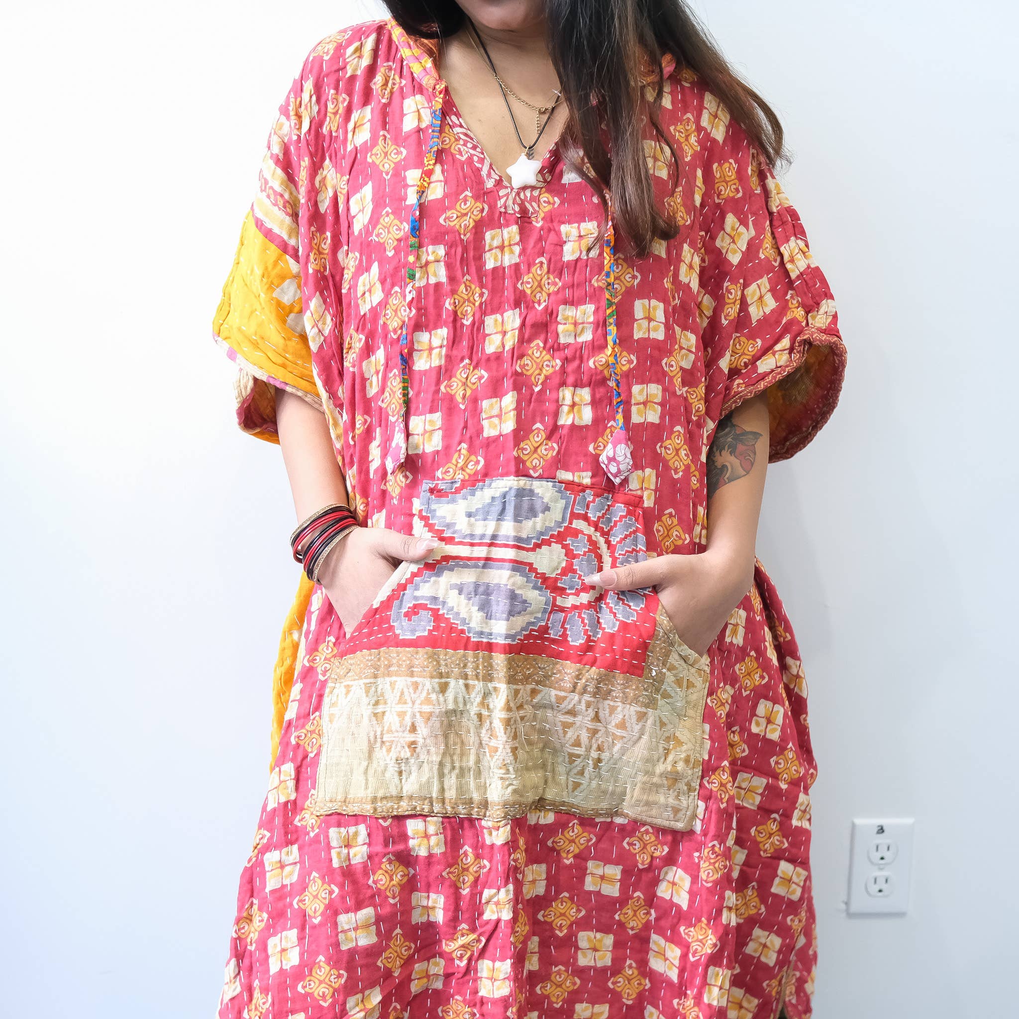 Karma Nepal Crafts – Engroshandel Poncho - Dame – Håndlavet Kantha Vendbar Poncho med Hætte17