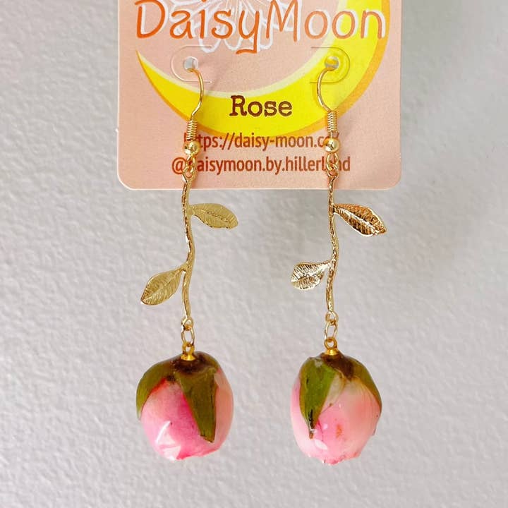 Boucles d'oreilles en résine rose 3D pour la vente par Daisy Moon by Hillerland