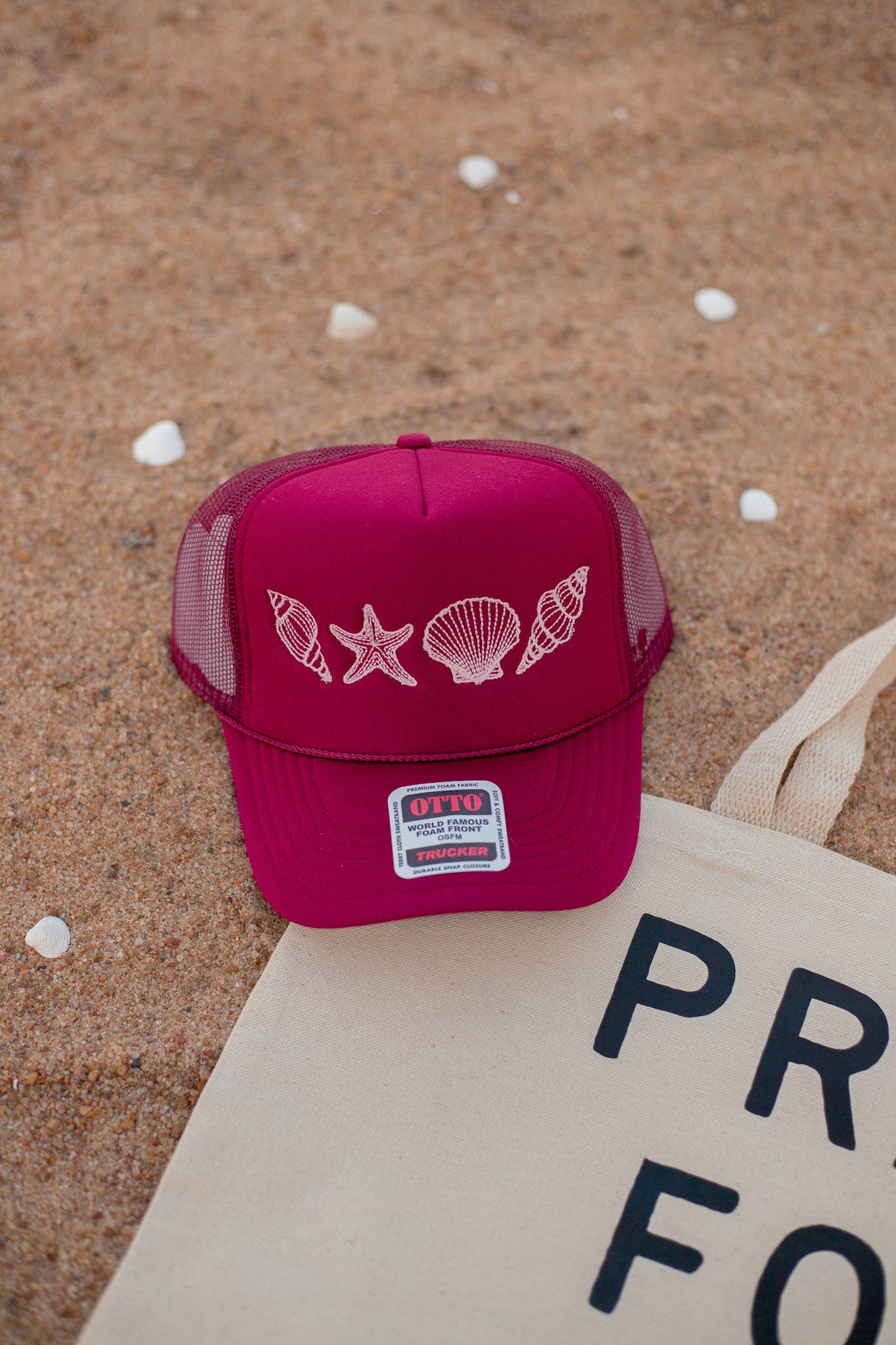 Hartland Goods - Vendita all'ingrosso Cappellino da camionista - Donna - Cappello Trucker Ricamato con Conchiglia Marina - Bordeaux/Rosa3