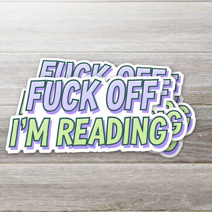 Sticker "Fous le camp, je lis" - Violet/Vert pour la vente par Ozark Sticker Company