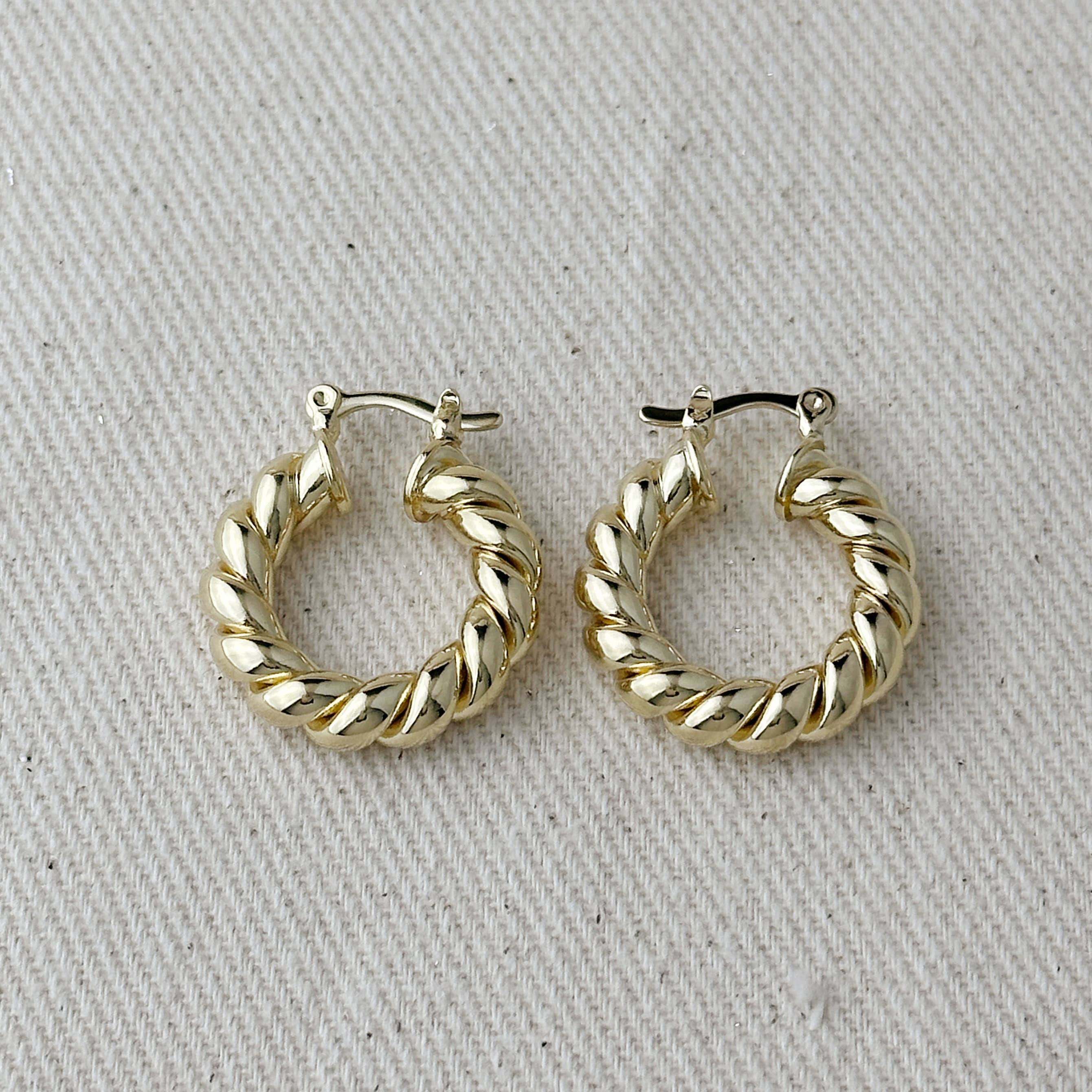 GoldFi - Wholesale Oorringen - 18k gouden Hoepeloorbellen met gedraaide buis - The Croissant Hoops6