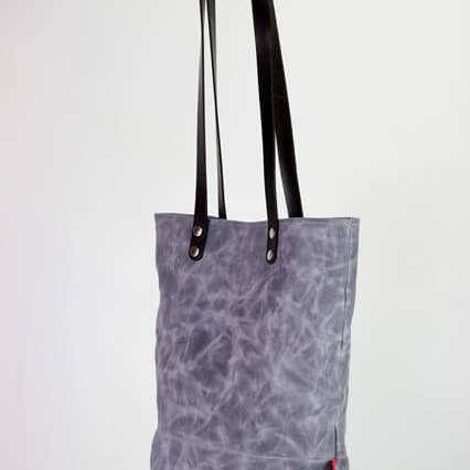 Hellgraue Tragetasche aus gewachstem Canvas mit Lederriemen für den Großhandel von hippirhino