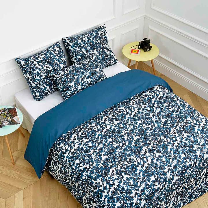 Housse de couette Brume bleu marine pour la vente par Madura