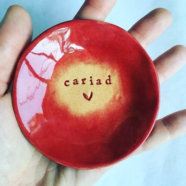 Plato de Joyería de Cerámica Cariad: Placa Portaanillos de Amor Galés para venta al por mayor de Love & Lovelier