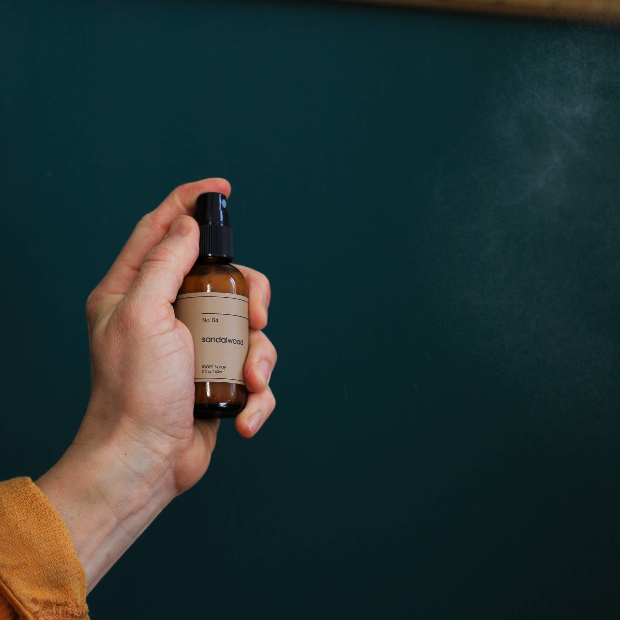 dilo - Wholesale Room & Linen Spray - No. 04 Sandalwood Room Spray2