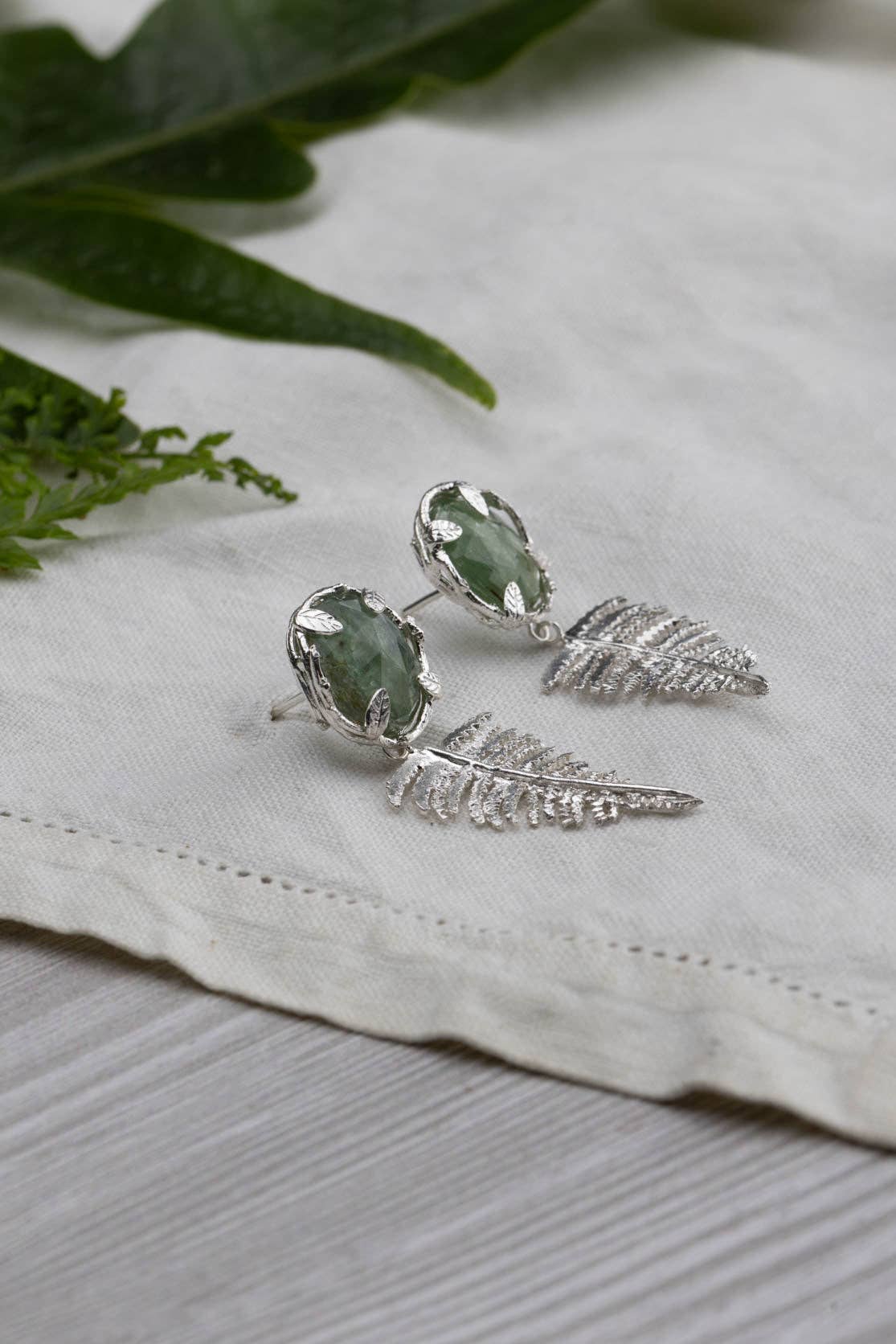 Amanda Coleman Jewelry – Großhandel Ohrhänger – Botanische Nest-Ohrringe mit Farnanhänger und Labradorit-, Rubin- oder Kyanit-Edelstein9