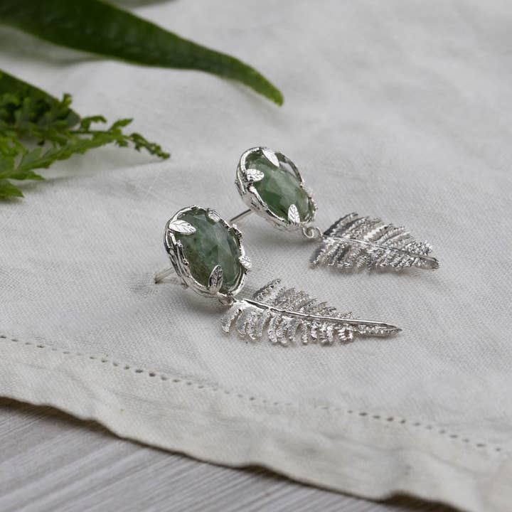 Amanda Coleman Jewelry – Großhandel Ohrhänger – Botanische Nest-Ohrringe mit Farnanhänger und Labradorit-, Rubin- oder Kyanit-Edelstein9