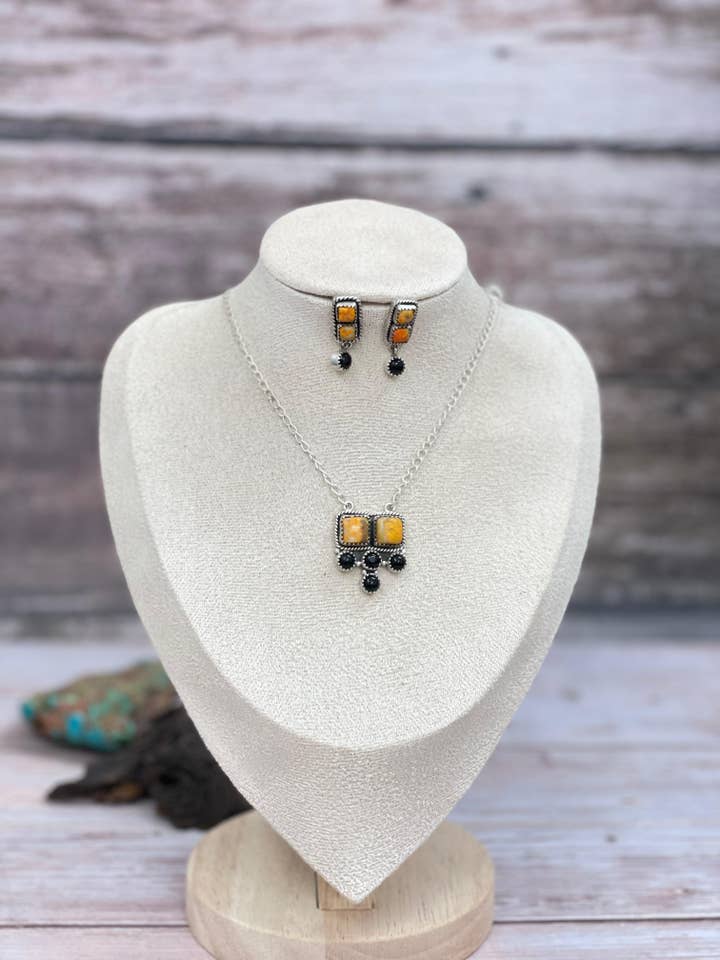 Collection d'Halloween Collier en argent sterling fait main avec onyx noir et bourdon signé Nizhoni pour la vente par Nizhonitradersllc