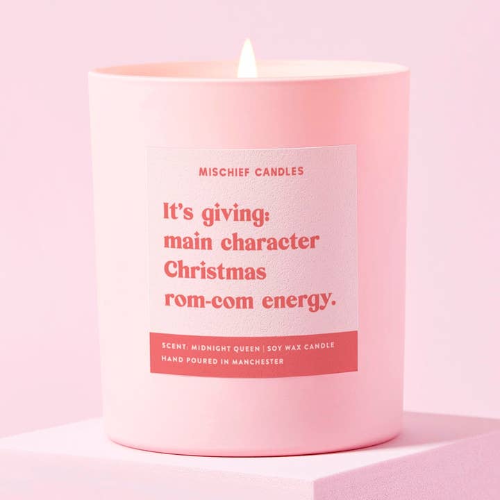 Bougie de Noël Cadeau Ça Donne de l'Énergie de Comédie Romantique de Noël Personnage Principal pour la vente par Mischief Candles