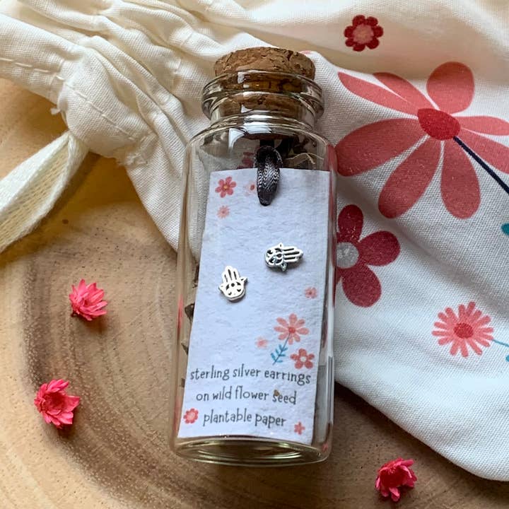 Boucles d'oreilles Hamsa Hand en argent sterling en bouteille avec sac en coton pour la vente par Ginger & Roo