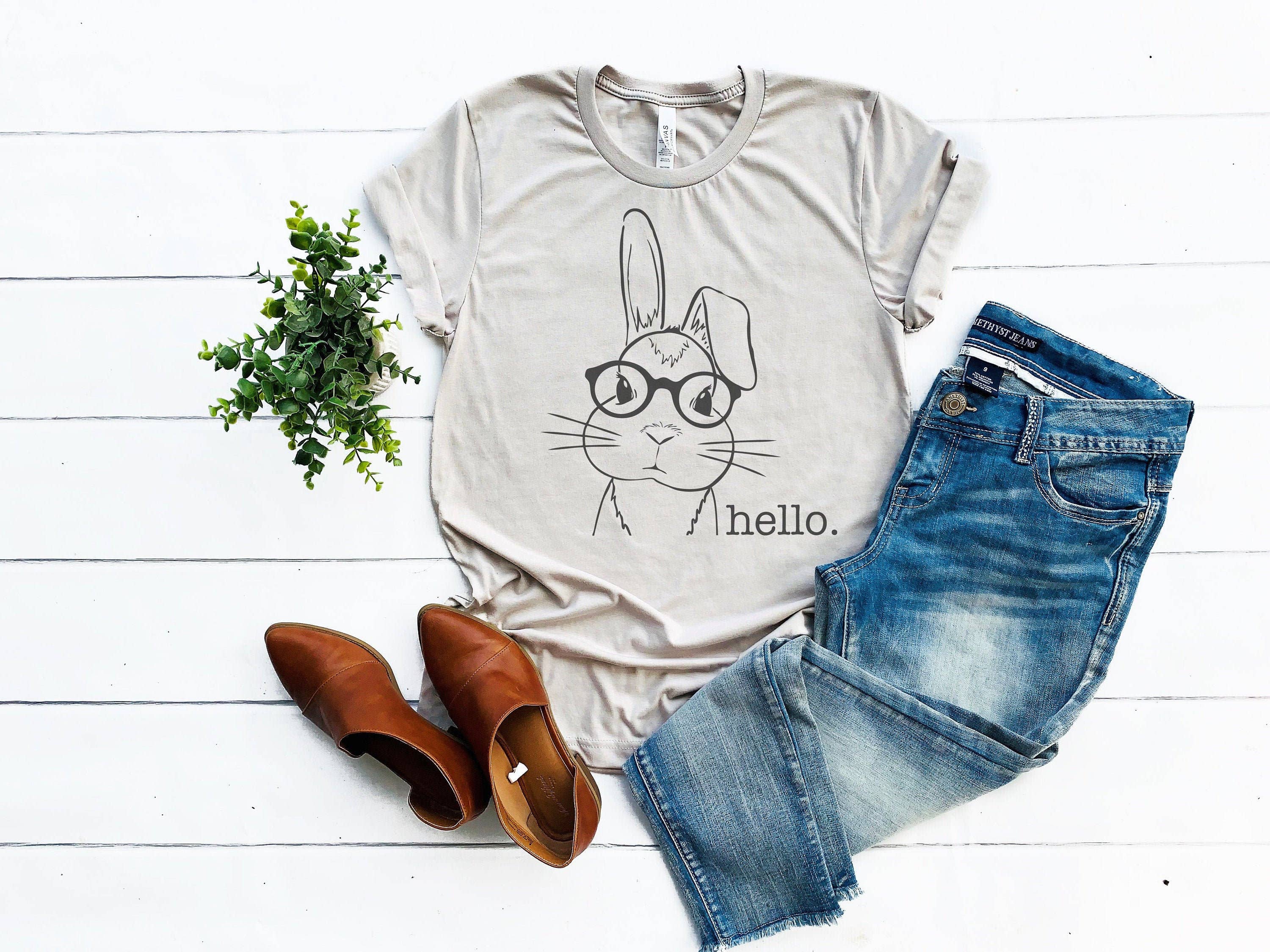 Amy Anne Apparel Inc – T-shirt estampada - Mulher por atacado – Coelho com óculos | Linda camiseta de coelho primavera0