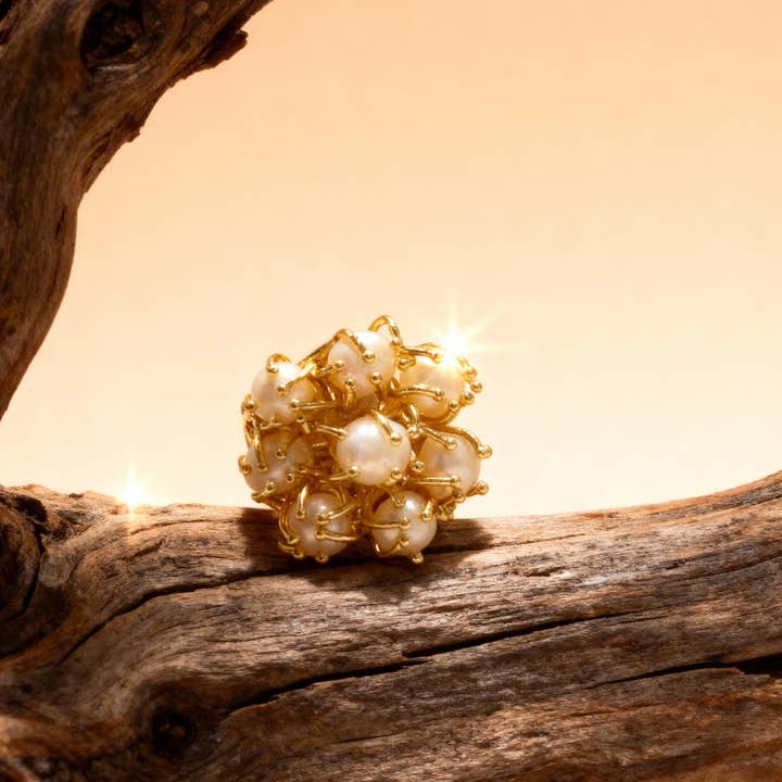 PHOEBE´S - Wholesale Cocktail/Statement Ring - Floral Ring with Pearls — 18K Gold Plated2