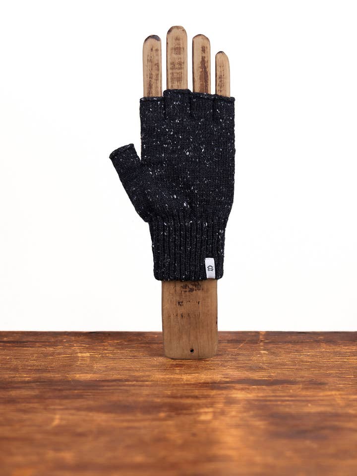 Gants noirs en tweed sans doigts en laine Ragg pour la vente par Upstate Stock