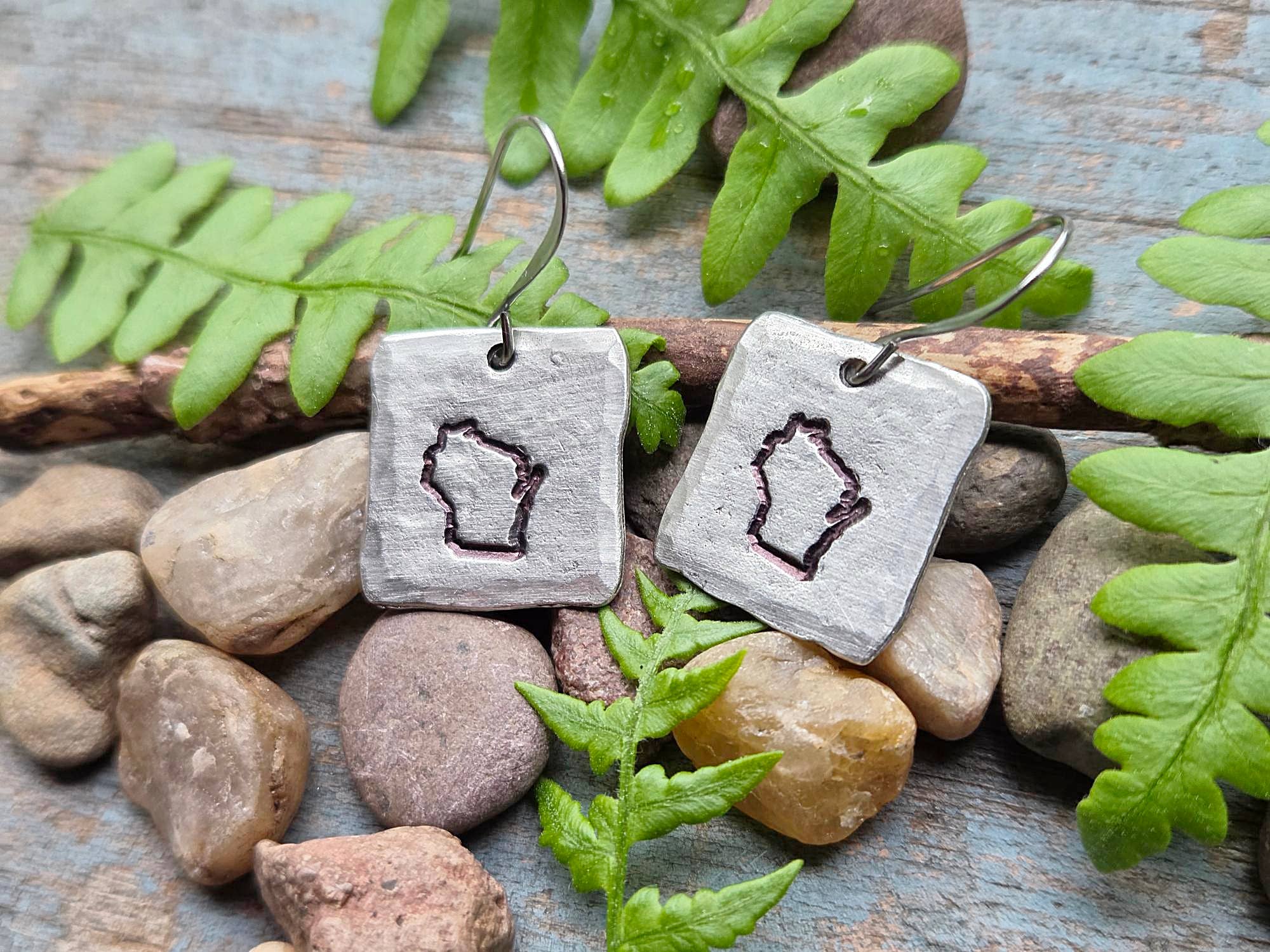 Kathryn's Collection - Vente Boucles d'oreilles pendantes - Boucles d'oreilles État du Wisconsin, étain estampé à la main0