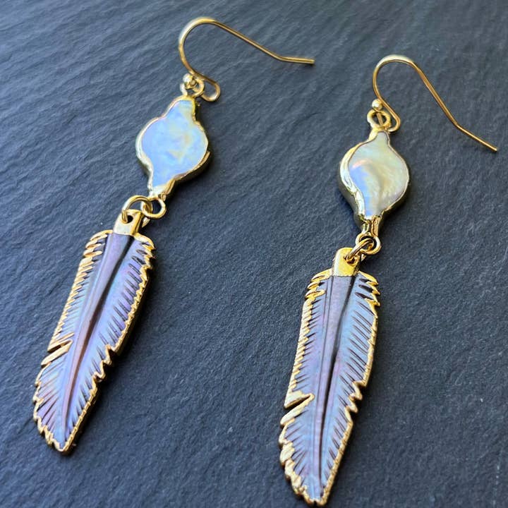 Boucles d'oreilles plumes en perles d'eau douce et coquillage faites à la main 18K pour la vente par Shannon's Jewelry Bar