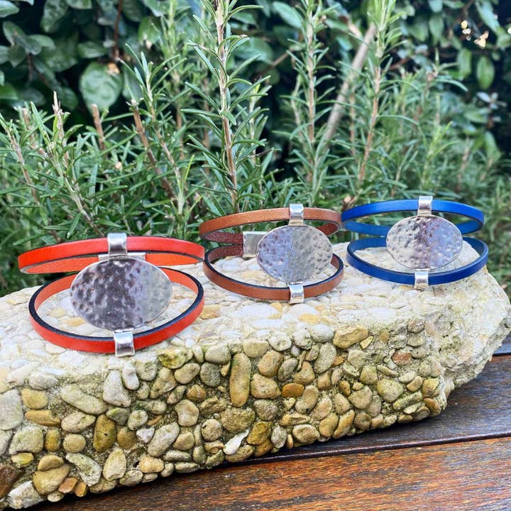 Brazalete ovalado martillado en doble correa de cuero para venta al por mayor de Aramance