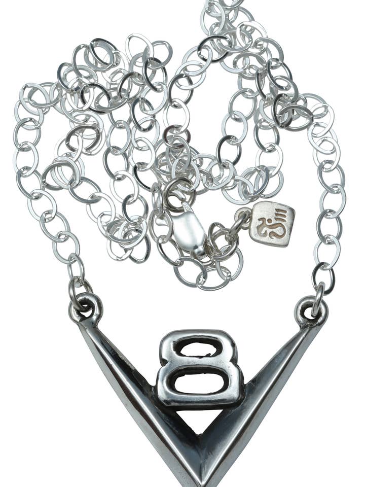 N V-8 Logo for engroshandel hos Femme Metale