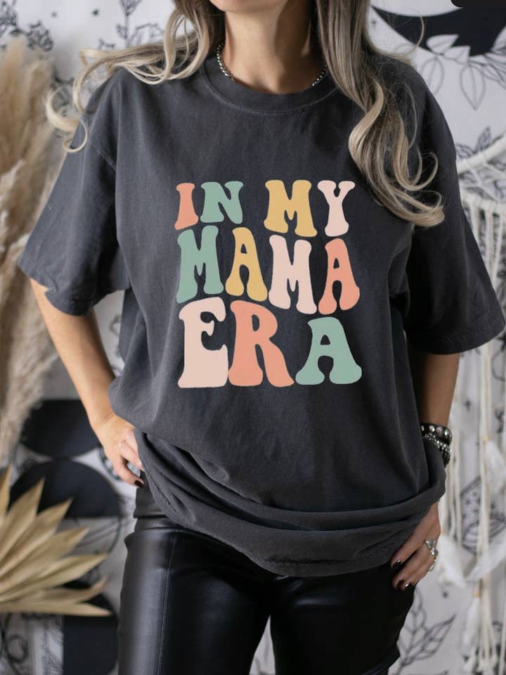 T-shirt met grafische print in My Mama Era, T-shirt van Mama voor wholesale door Downtown Threads