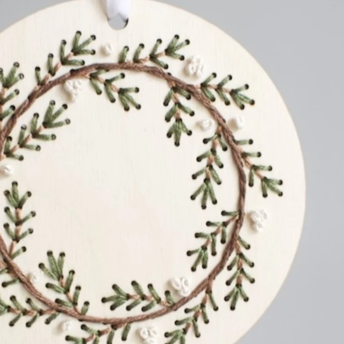 The HNB House – Engroshandel DIY-hobbysæt – Pinekrans Ornament - DIY Træ Broderisæt3