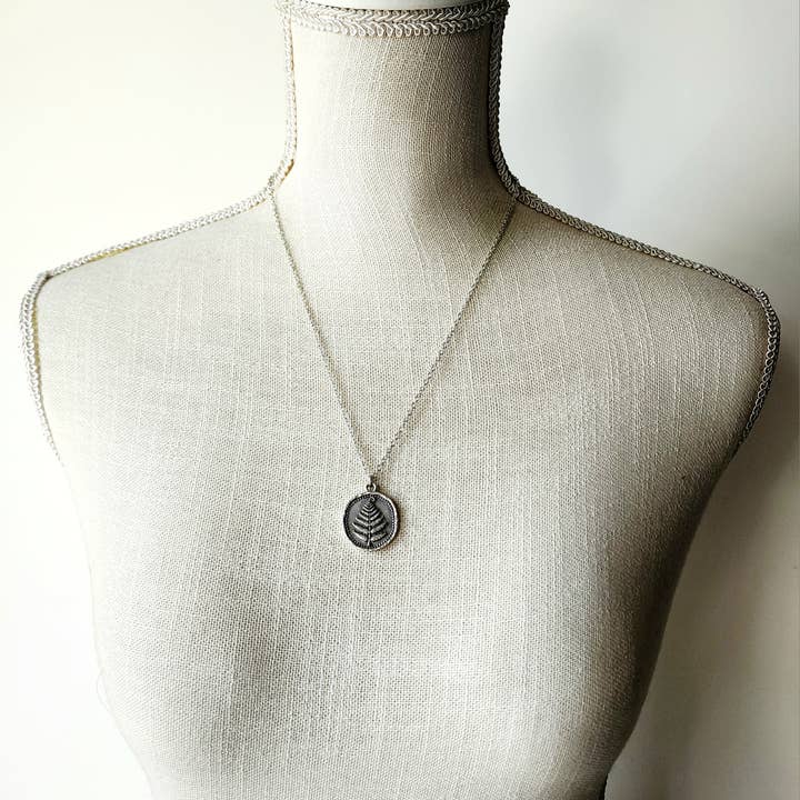 MergingMetals - Vente Colliers à pendentif - Collier Pendentif Fougère des Bois – Médaillon Forêt Argentée5