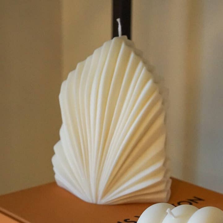 Studio Su Casa – wholesale Novelty candle – Large Palm Leaf Fan Candle - 100% Natural Soy Wax - Sculpture Decor0
