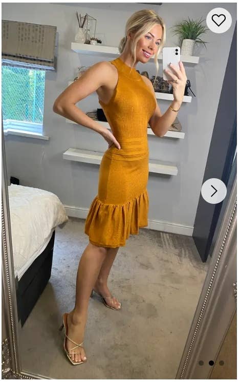 CY FASHION. LONDON – Engroshandel Kjole - Dame – Højhalset Plisseret Metallisk Kjole Knælængde I Guld3