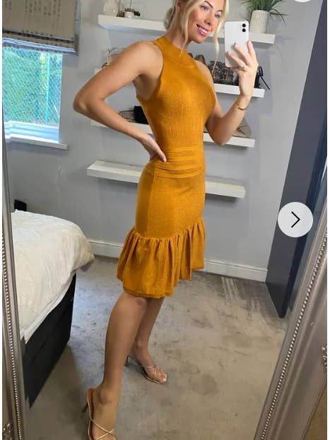 CY FASHION. LONDON – Engroshandel Kjole - Dame – Højhalset Plisseret Metallisk Kjole Knælængde I Guld3