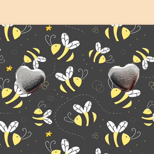 BEE HAPPY - Hjärtformade Stiftörhängen | J095 för wholesale av WishStrings