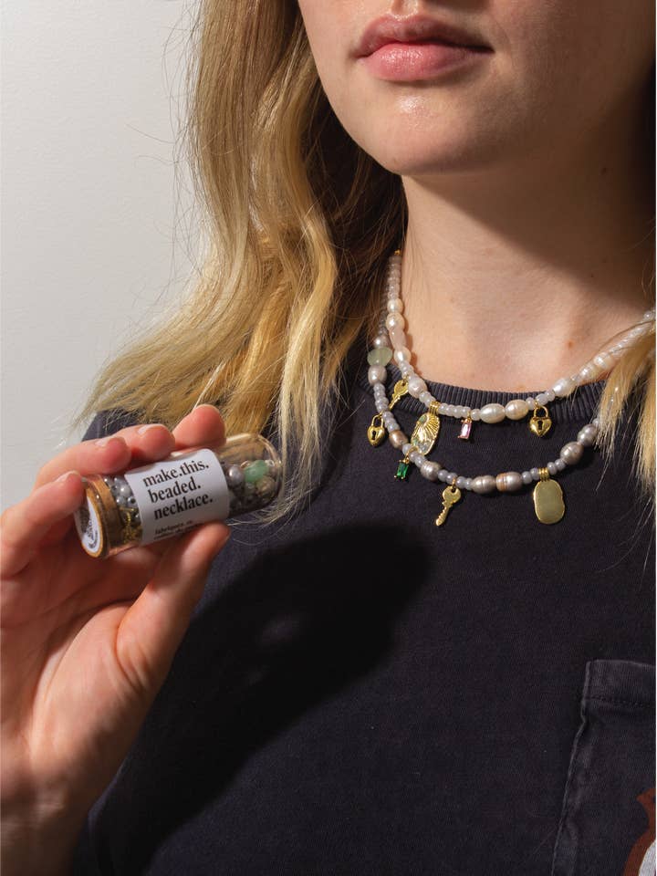 Ensemble de colliers en perles et breloques pour la vente par Make This Universe