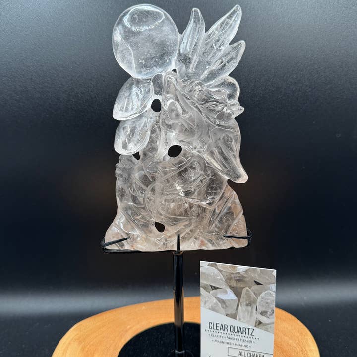 Dragon en quartz clair de 10 1/2" tenant une sphère sculpture G943 pour la vente par The 7 Directions