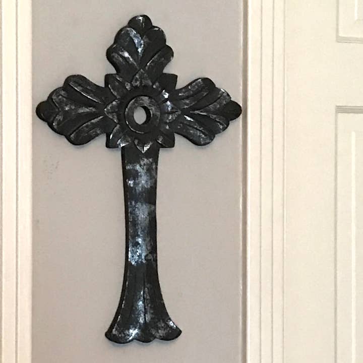 Wilco Home – Großhandel Wandkreuze – Handgeschnitztes Holz St. Paul Wandkreuz in rustikalem Schwarz/Silber