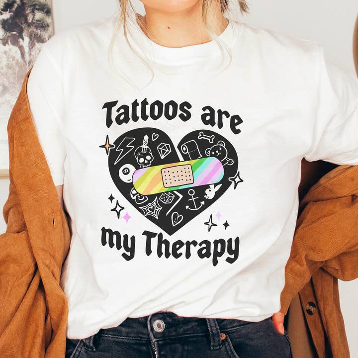 Tatueringar är min terapi Grafisk Tshirt för wholesale av with love, aj.