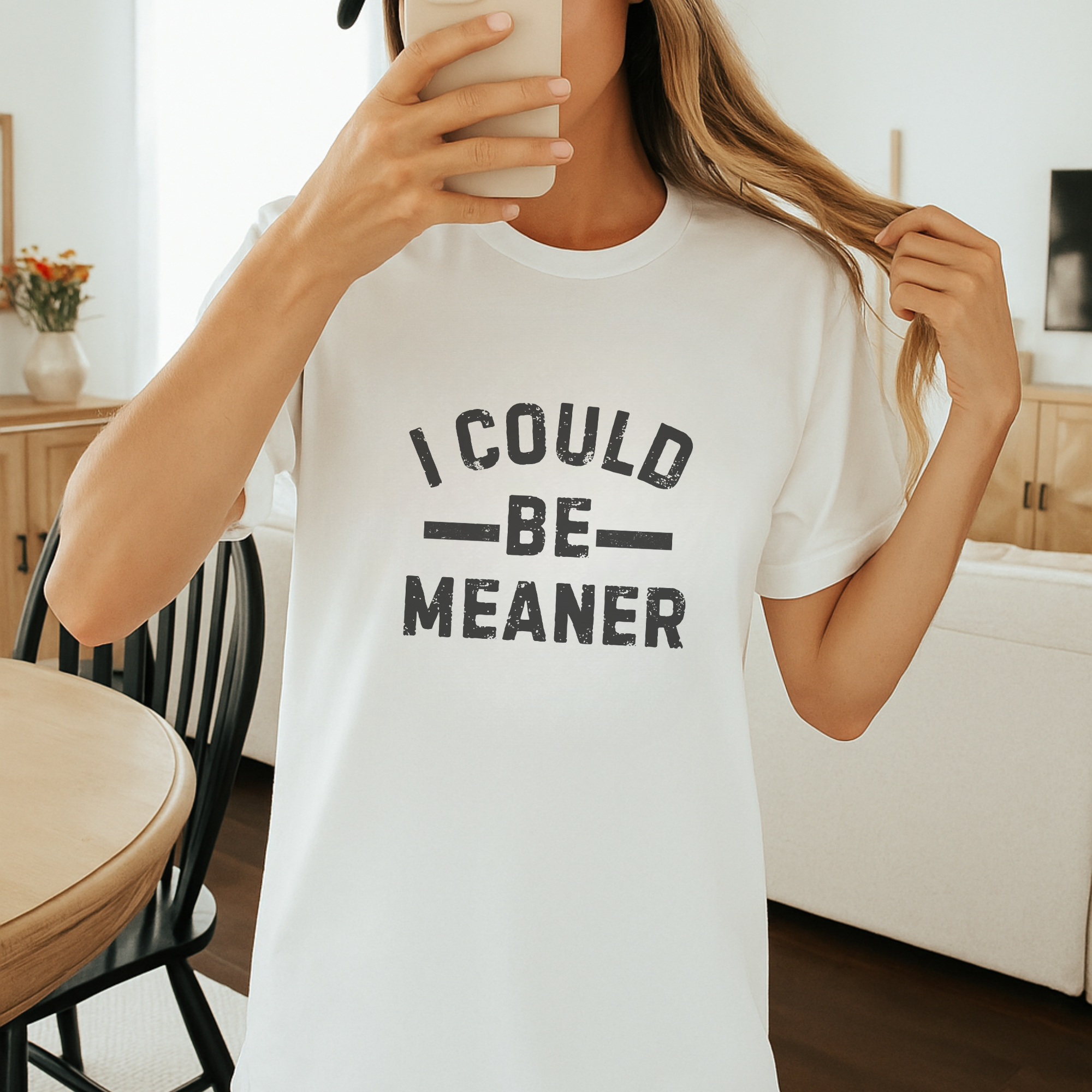 Trendznmore - Modern Graphic Apparel - Venta al por mayor Camiseta serigrafiada - Mujer - Camiseta Gráfica Divertida "Podría Ser Más Mala"0