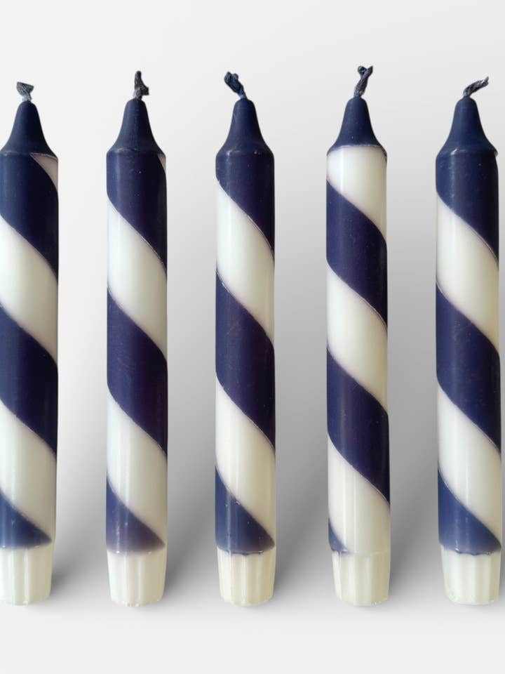 Marinblå och vit godisspiral vridna handdoppade ljus för wholesale av Florrie and Wren