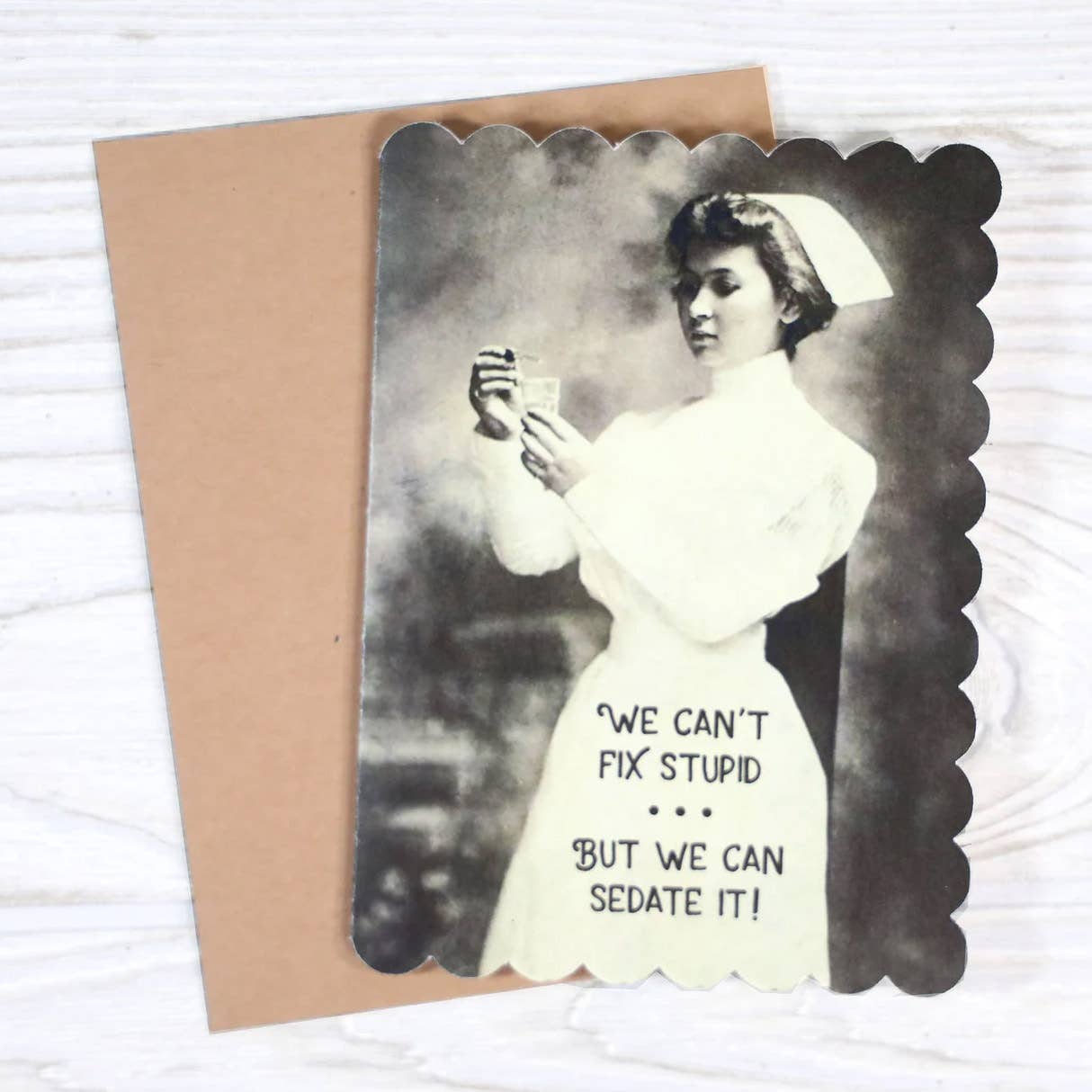 Bad Betty Greeting Co. - Vente Carte de vœux classique - Nous ne pouvons pas réparer les choses stupides, mais nous pouvons les mettre sous sédatifs - Carte d'allaitement1