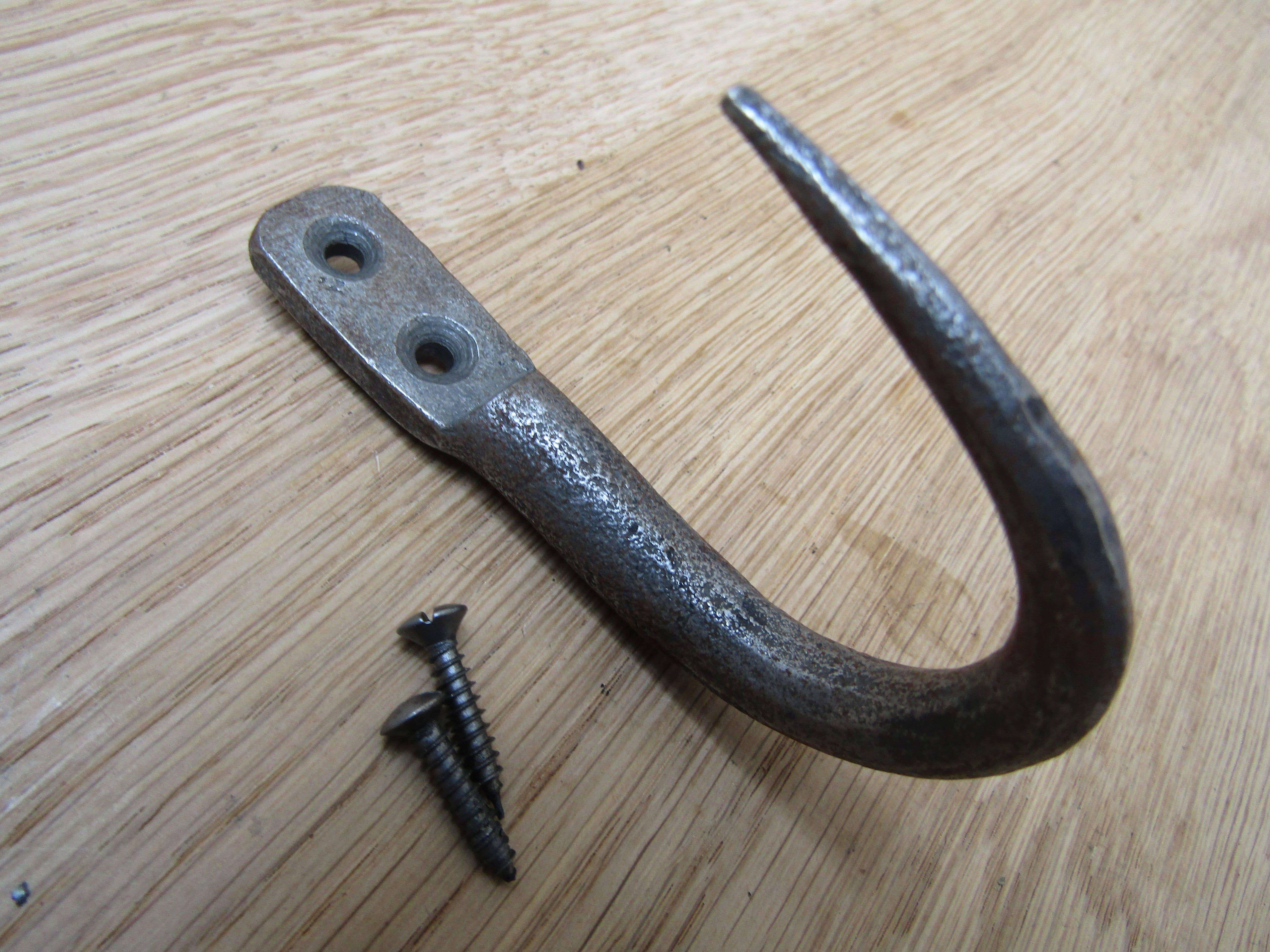 IronmongeryWorld - Vendita all'ingrosso Gancio da parete - J Butchers - Gancio forgiato a mano, grande ferro antico0