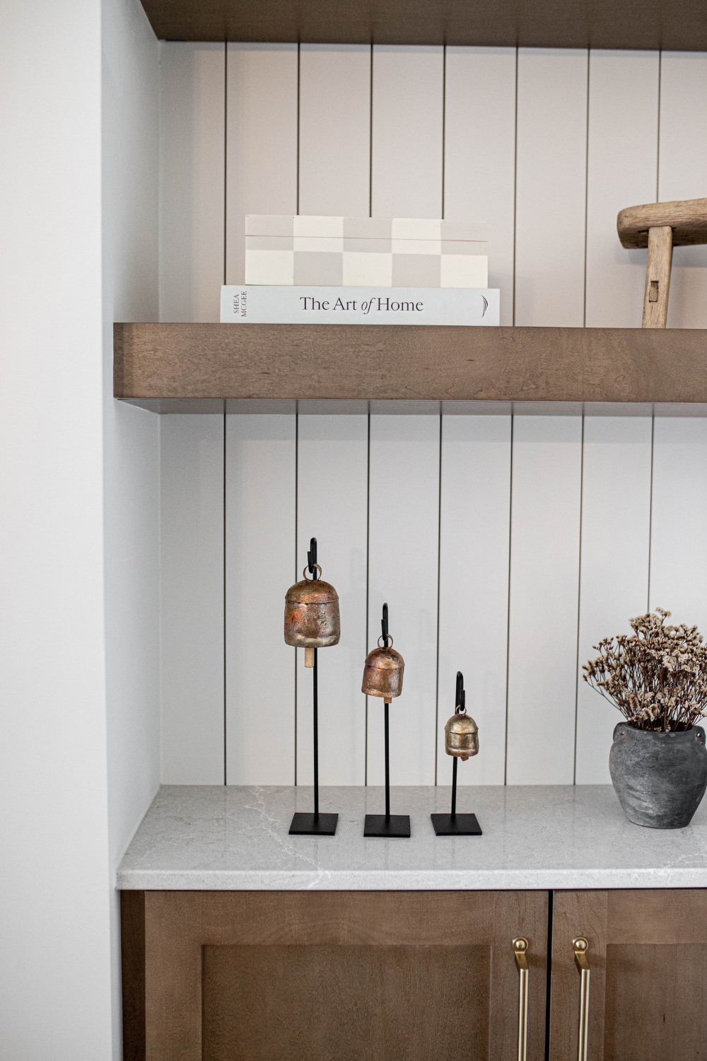 Luxe B Co – Objeto de mesa decorativo por atacado – Conjunto Vintage de Suportes para Sino de Ferro para Estilizar Prateleiras3