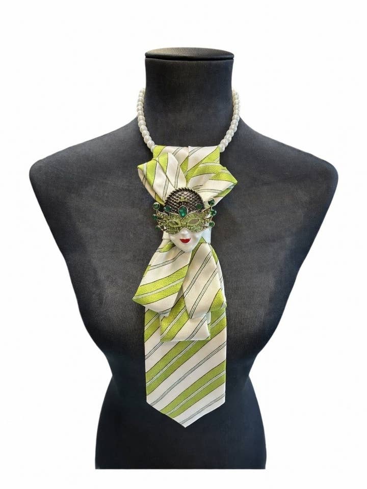 Skræddersyet slips-halskæde - Grøn stribe med maske broche for engroshandel hos See it…Love it…Buy it