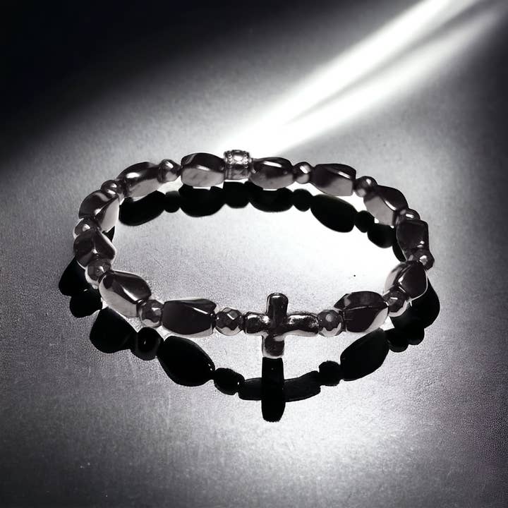 Hématite noire avec croix antique pour la vente par Supr Nova Wrists
