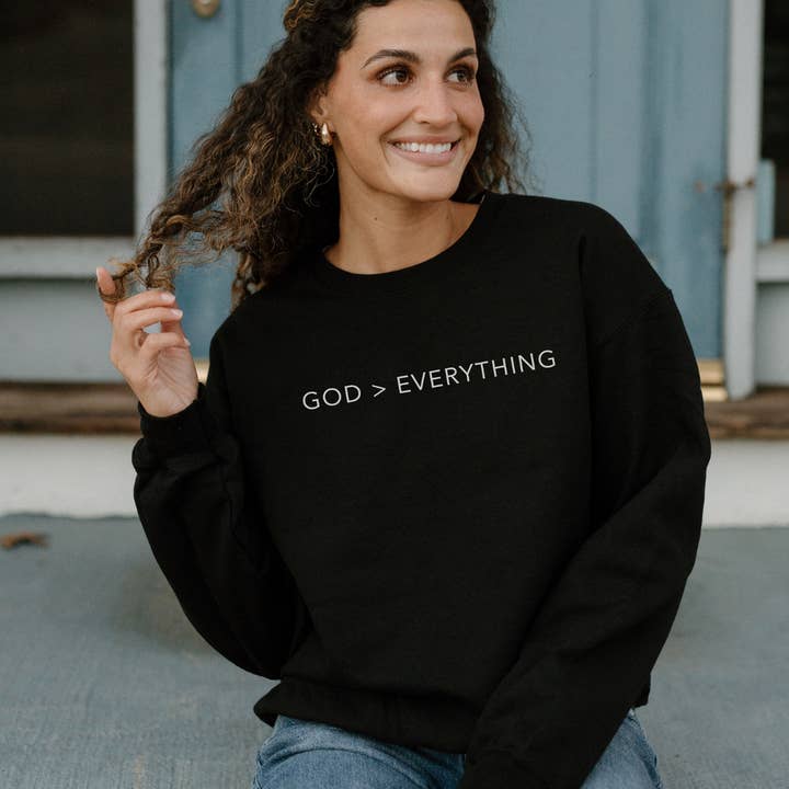 Dieu est Tout Sweat-shirt Chrétien pour la vente par MELODY FAYE
