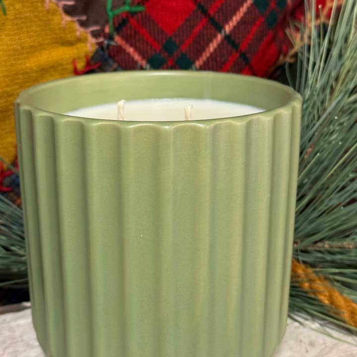 Lavande + Bois de santal 28 oz Bougie en cire de soja dans une poterie pour la vente par 1858 Candle Co