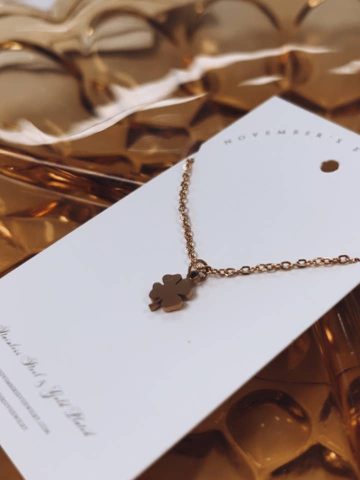 Collier Lucky YOU (Trèfle) pour la vente par November’s Eve Jewelry