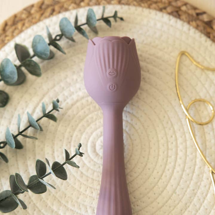 The Natural Love Company – wholesale Sexleksaker – Lovage | Dubbelsidig rosinspirerad sugvibrator och dildo