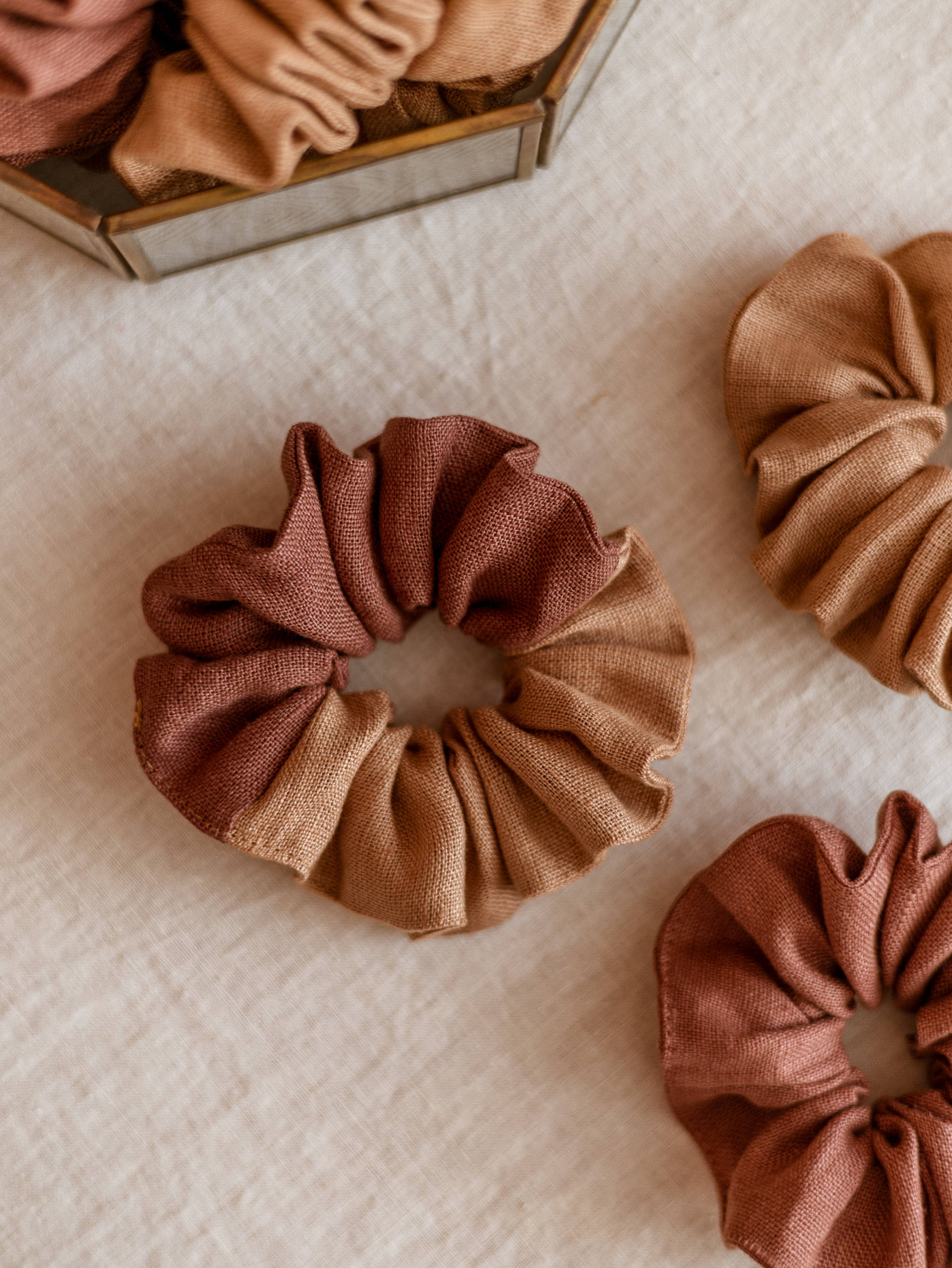 Evelina Apparel – Großhandel Haargummi – Damen – Breites Leinen-Haargummi/ Terrarossa-Maroon2