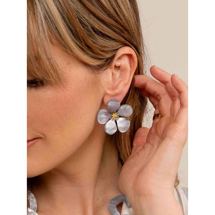 ZENZII Jewelry – Großhandel Ohrstecker – Glitzernder Blumenohrring aus Kunstharz1