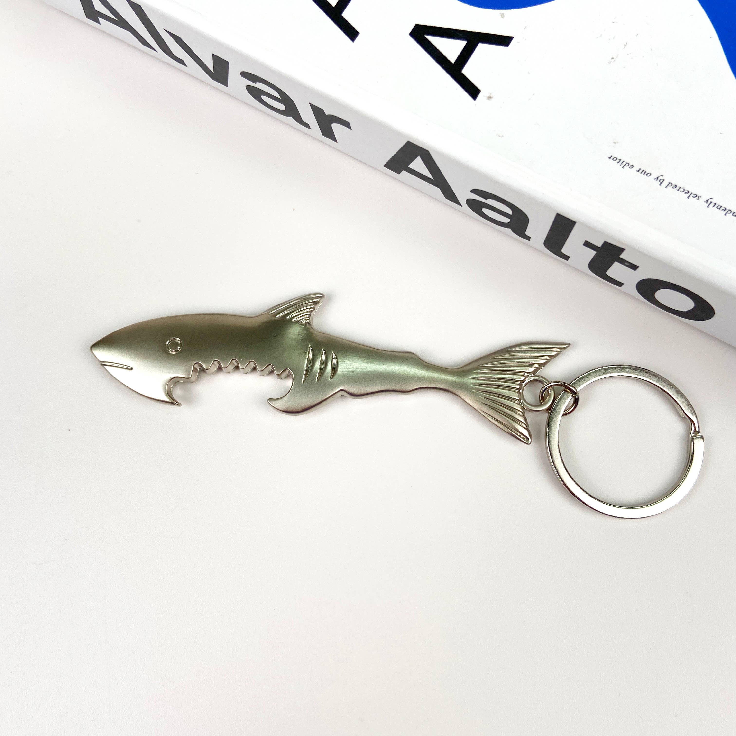 Prata Porta-chaves Abridor Cerveja Tubarão para venda a revendedores na Faire1