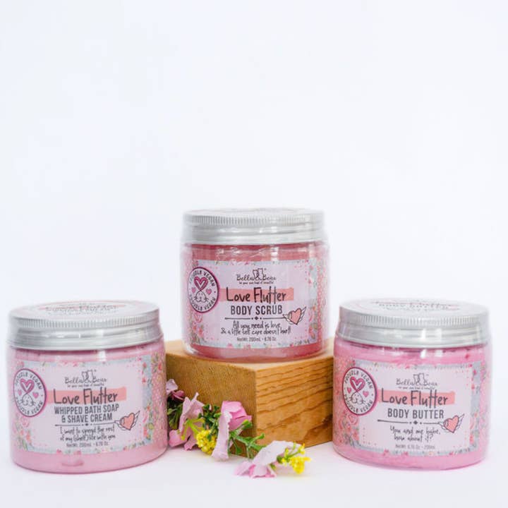 Bella & Bear - Vente Set de bain et corps - Ensemble Cadeau Love Flutter | Gommage Corporel | Savon de Bain | Beurre Corporel0